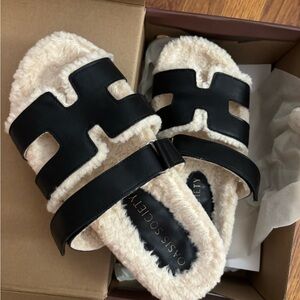 Oasis Society Black and Beige Fuzzy Sandals